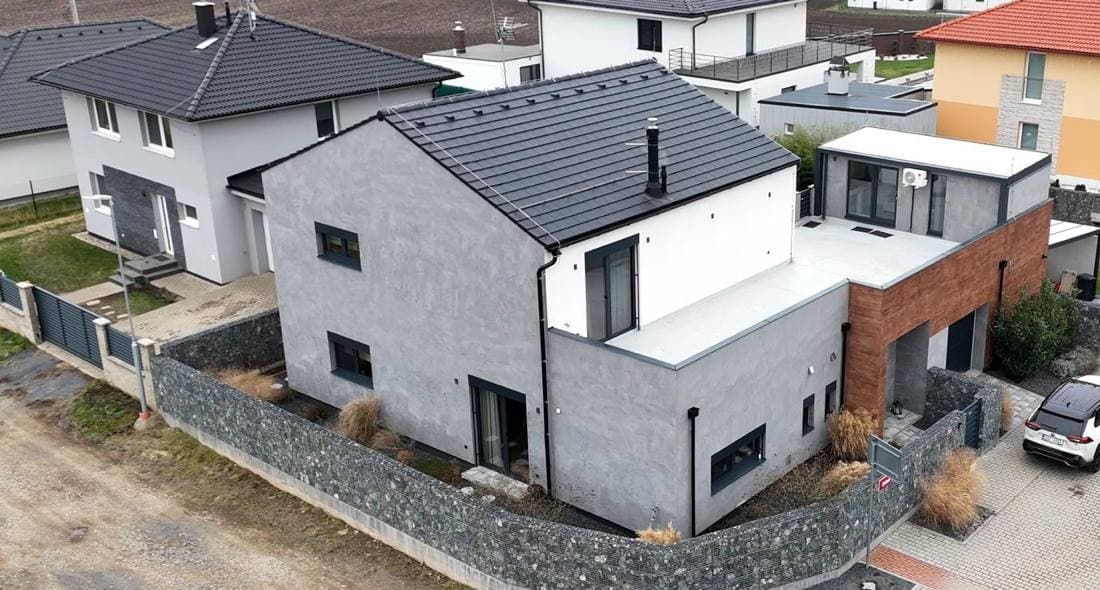 Moderní rodinný dům z betonu a skla